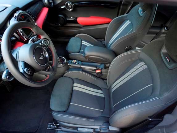 2016-mini-jcw-hardtop-red-interior-front-look-in1-600-001