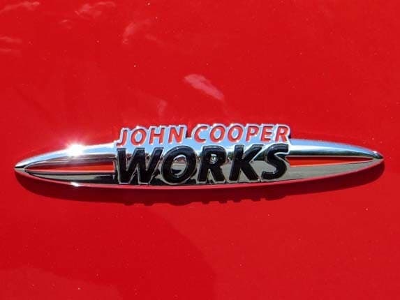 2016-mini-jcw-hardtop-red-jcw-badge-detail2-600-001