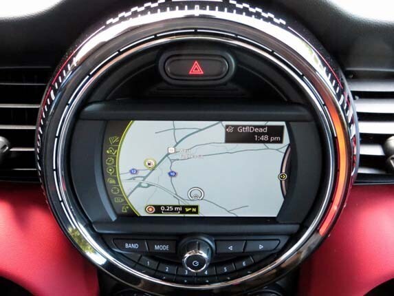 2016-mini-jcw-hardtop-red-navi-screen-detail1-600-001