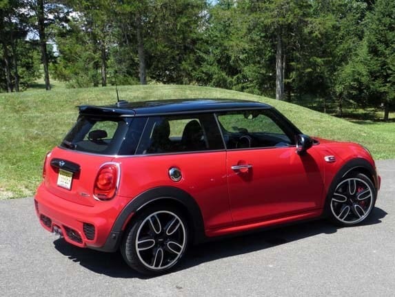 2016-mini-jcw-hardtop-red-rear-static2-600-001