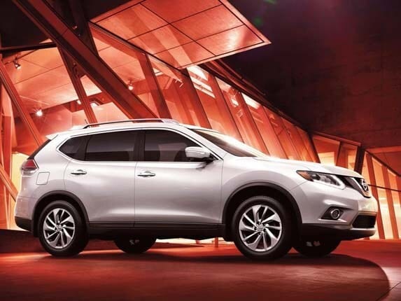 2016-nissan-rogue-front-side-static2-600-001