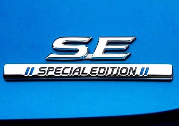 2016-toyota-camry-special-edition-badge-detail1-600-001