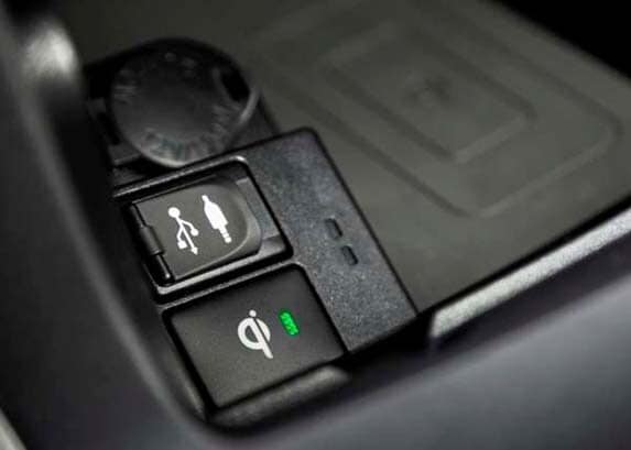 2016-toyota-camry-special-edition-interior-console-ports-detail1-600-001