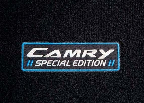 2016-toyota-camry-special-edition-interior-floor-mats-detail1-600-001