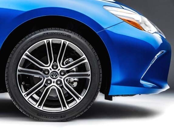 2016-toyota-camry-special-edition-wheel-tire-detail1-600-001