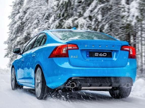 2016-volvo-s60-polestar-rear-action1-600-001