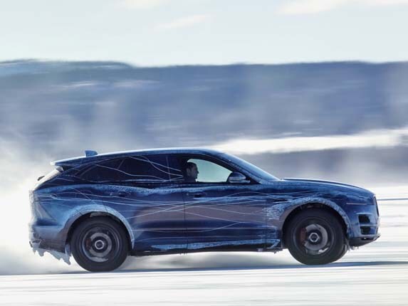 2017-jaguar-f-pace-crossover-prototype-cold-testing-pan-action1-600-001