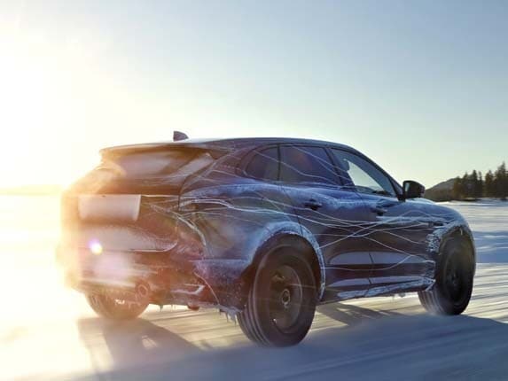 2017-jaguar-f-pace-crossover-prototype-cold-testing-rear-action1-600-001