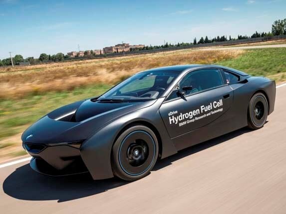 bmw-i8-fcv-prototype-front-side-action1-600-001