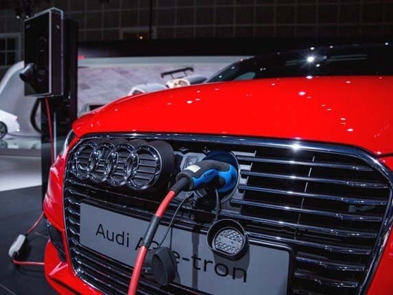 2016-audi-a3-sportback-e-tron-plugged-in1-600-001