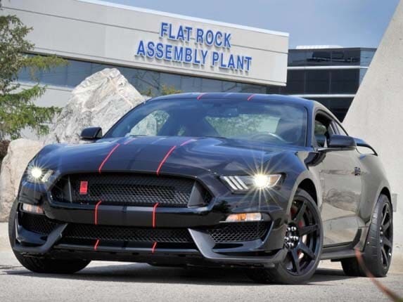 2016-ford-shelby-gt350r-front-static2-600-001