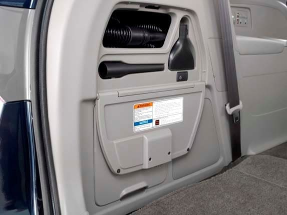 2016-honda-odyssey-se-rear-vacuum1-600-001