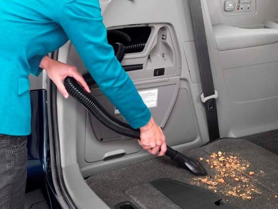 2016-honda-odyssey-se-rear-vacuum3-600-001
