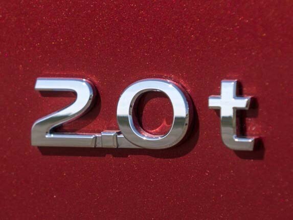 2016-infiniti-q50-2-liter-badge-detail1-600-001