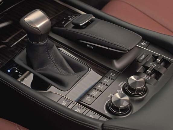 2016-lexus-lx-570-interior-center-console-detail1-600-001