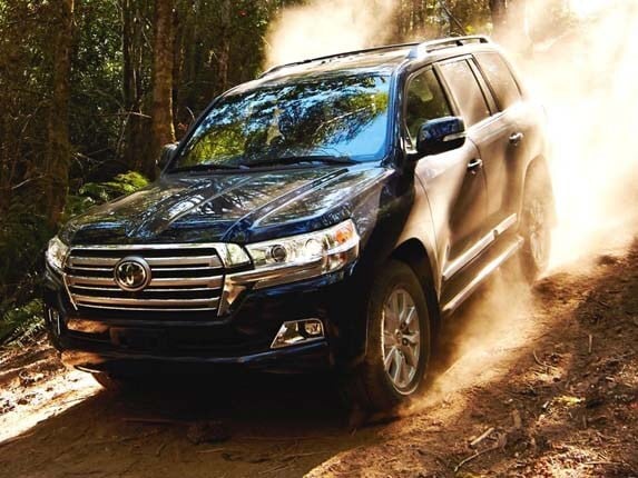 2016-toyota-land-cruiser-front-action2-600-001