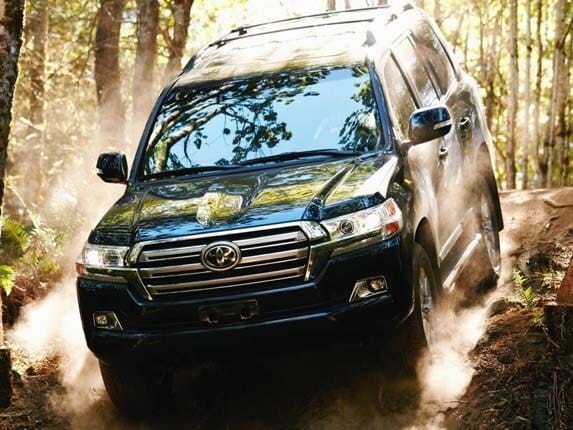 2016-toyota-land-cruiser-front-action6-alt-lead2-600-001