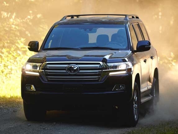 2016-toyota-land-cruiser-front-action8-600-001