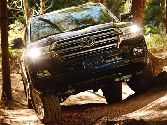 2016-toyota-land-cruiser-head-on-action1-alt-lead-600-001