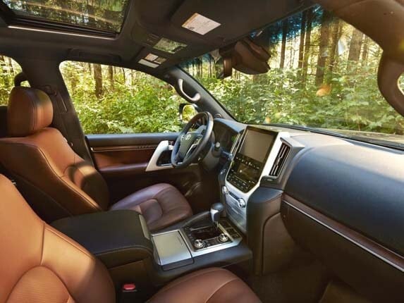 2016-toyota-land-cruiser-interior-front-loook-in1-600-001