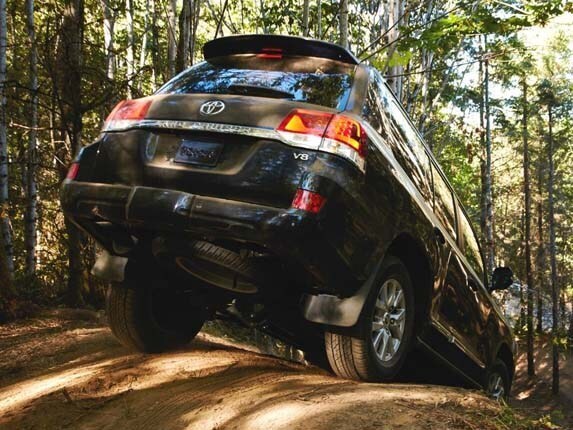 2016-toyota-land-cruiser-rear-action1-600-001
