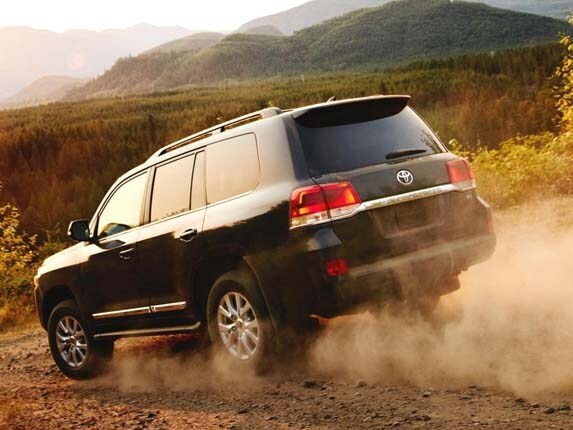 2016-toyota-land-cruiser-rear-action2-600-001