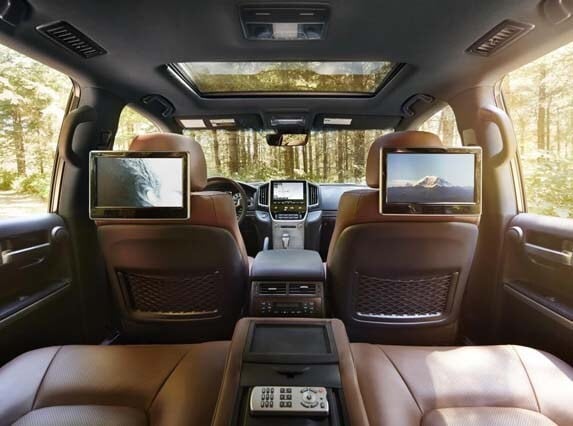 2016-toyota-land-cruiser-second-row-seat-detail2-600-001