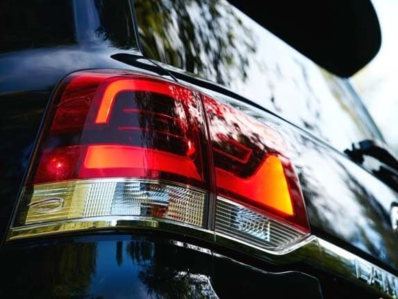 2016-toyota-land-cruiser-taillamp-detail1-600-001