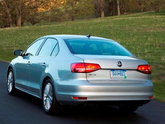 2016-volkswagen-jetta-se-rear-action1-600-001