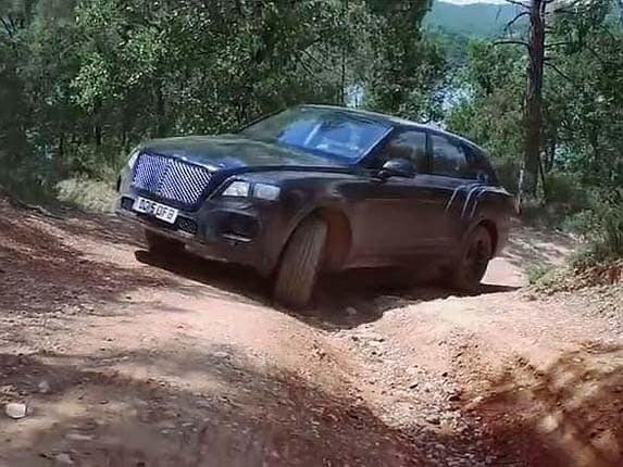 2017-bentley-bentayga-prototype-testing-front-action8-600-001
