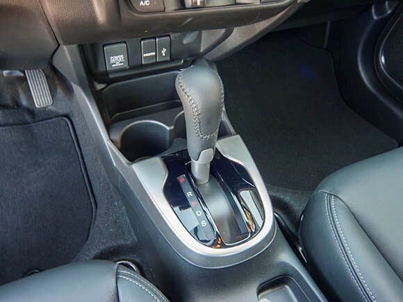 2015-honda-fit-interior-05-600-001