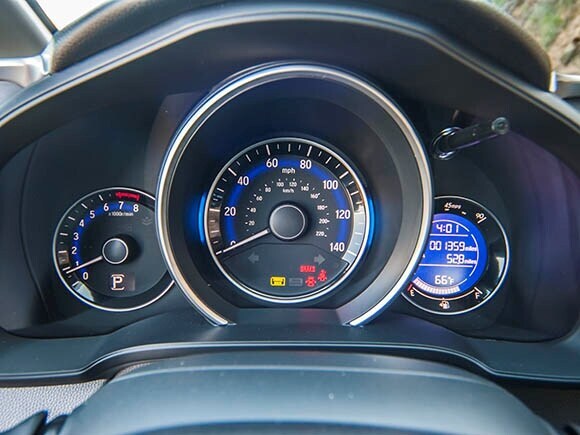 2015-honda-fit-interior-07-600-001