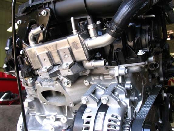 2016-fca-pentastar-3-6-l-engine-cutaway2-600-001