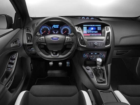2016-ford-focus-rs-interior-front-dash2-600-001