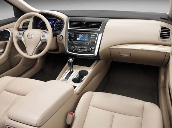2016-nissan-altima-sr-interior-front-600-001