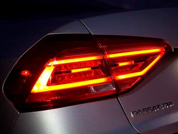 2016-volkswagen-passat-led-taillamp-detail1-600-001