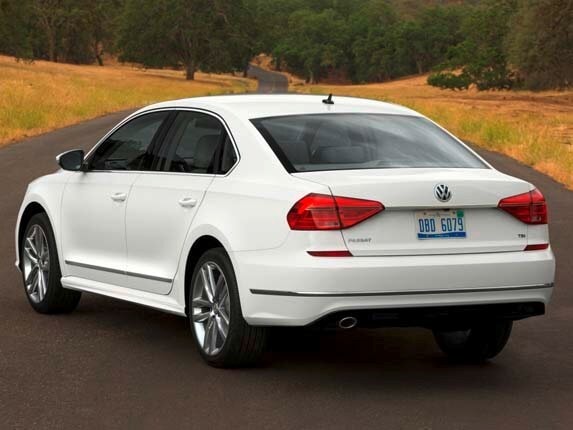 2016-volkswagen-passat-r-line-rear-static1-600-001