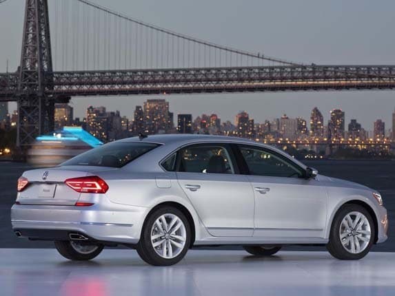 2016-volkswagen-passat-rear-static1-600-001