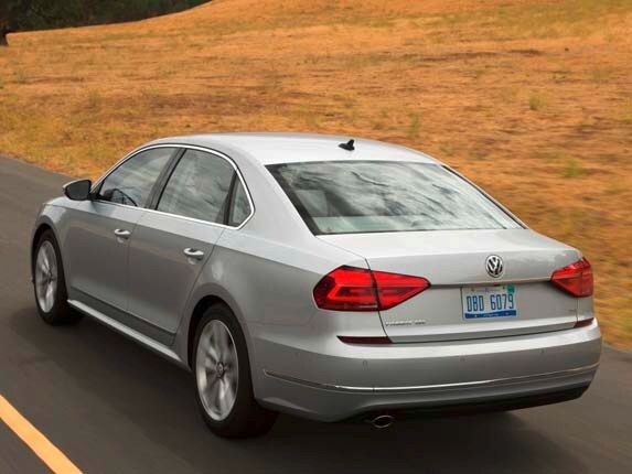 2016-volkswagen-passat-sel-rear-action2-600-001