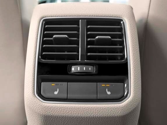 2016-volkswagen-passat-sel-rear-seat-air-controls1-600-001