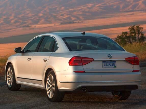 2016-volkswagen-passat-sel-rear-static1-600-001
