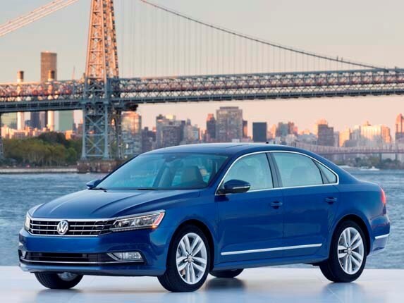 2016-volkswagen-passat-tdi-front-side-static3-600-001