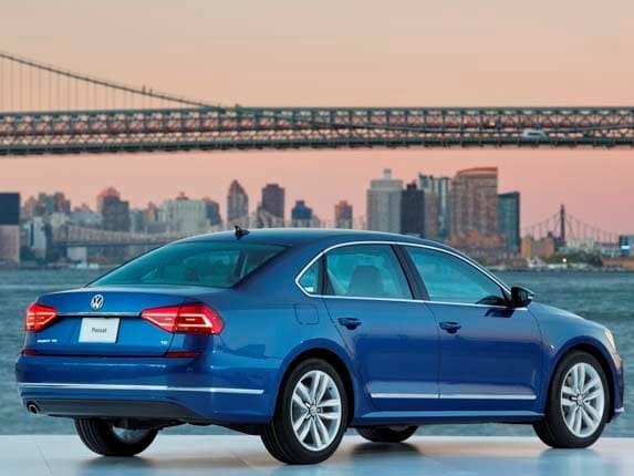 2016-volkswagen-passat-tdi-rear-side-static3-600-001