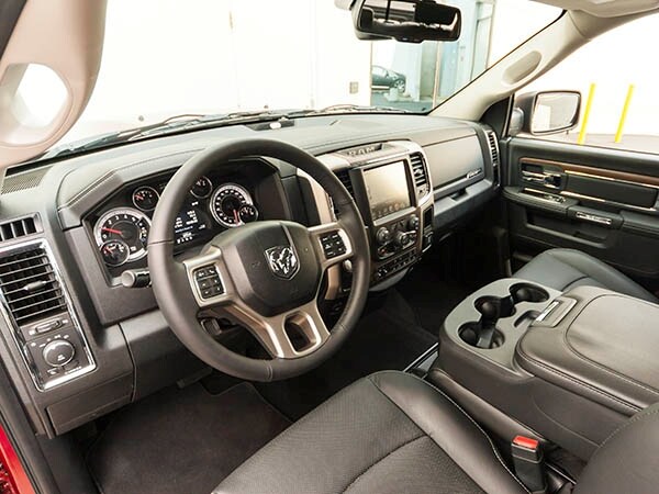 2014-ram-1500-laramie-interior-01-600-001