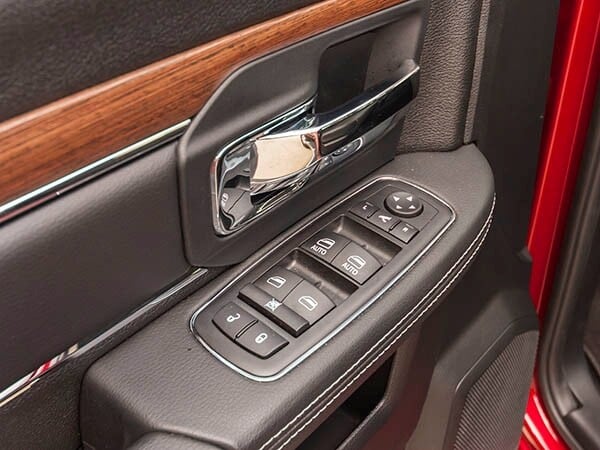 2014-ram-1500-laramie-interior-03-600-001