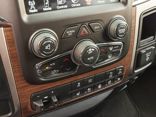 2014-ram-1500-laramie-interior-07-600-001