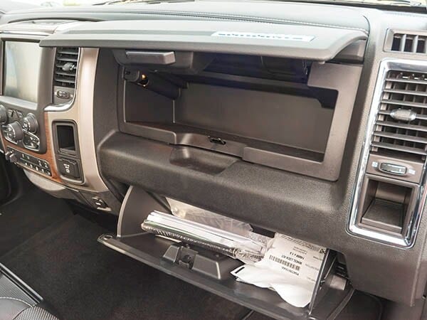 2014-ram-1500-laramie-interior-15-600-001