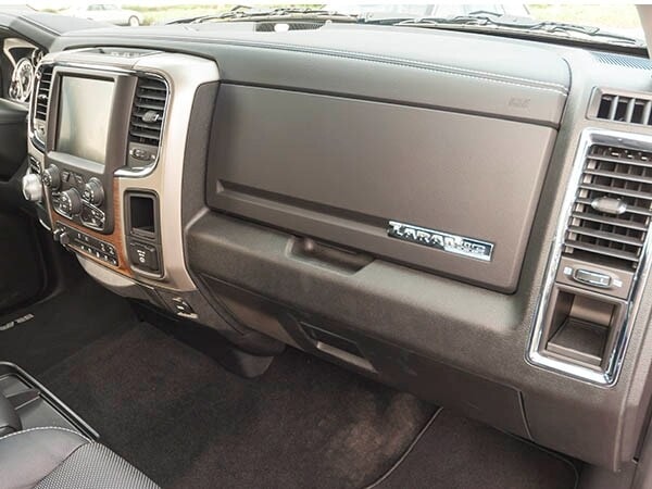 2014-ram-1500-laramie-interior-16-600-001