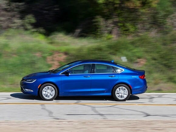2015-chrysler-200s-action-02-600-001