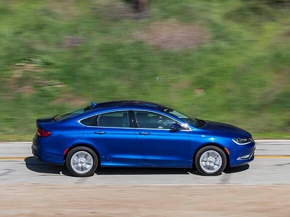 2015-chrysler-200s-action-03-600-001